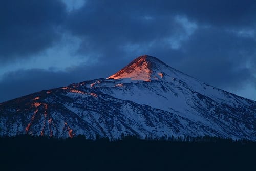 La sombra del Teide al amanecer