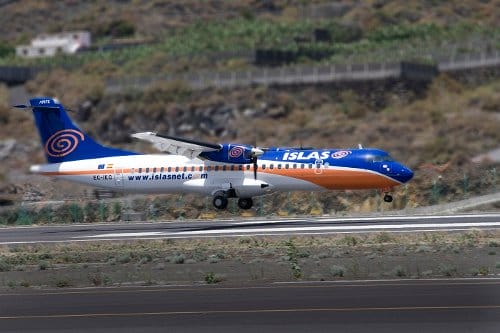 Avión aterrizando en La Palma