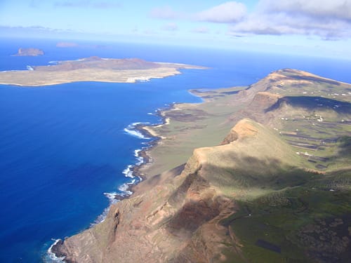 El risco y la playa de Famara en Lanzarote